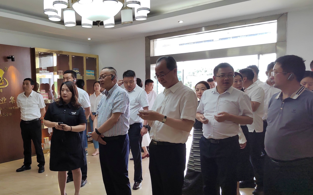 阿壩州政協(xié)副主席、阿壩縣委書(shū)記馮崢勇一行赴四川逢春參觀調(diào)研